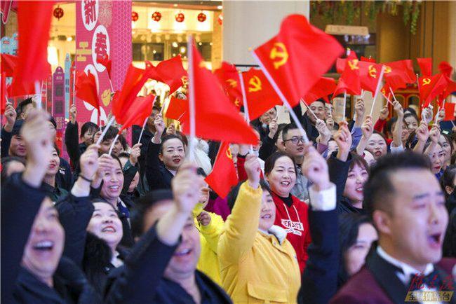 梦见前夫拿衣服给现任穿啥意思？游戏画面